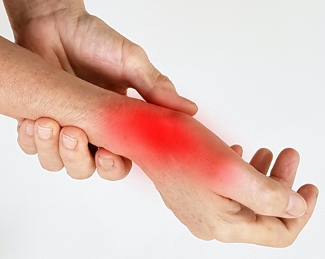 Wrist pain diagnosis: De Quervain tenosynovitis causes radial wrist pain to the thumb. Find out about the causes and symptoms Wrist pain diagnosis: De Quervain tenosynovitis causes radial wrist pain to the thumb. Find out about the causes and symptoms