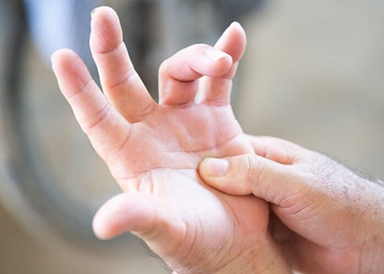 Hand Pain On Palm: Trigger Finger is a common cause of palm pain and finger bending. Find out about the causes, symptoms and treatment options