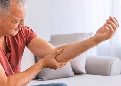 Elbow Pain: Common Causes, Symptoms, Diagnosis & Treatment options Elbow Pain: Common Causes, Symptoms, Diagnosis & Treatment options from shoulder-pain-explained.com